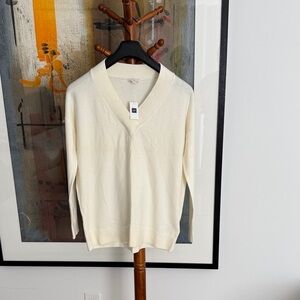 GAP Women’s V-Neck Sweater